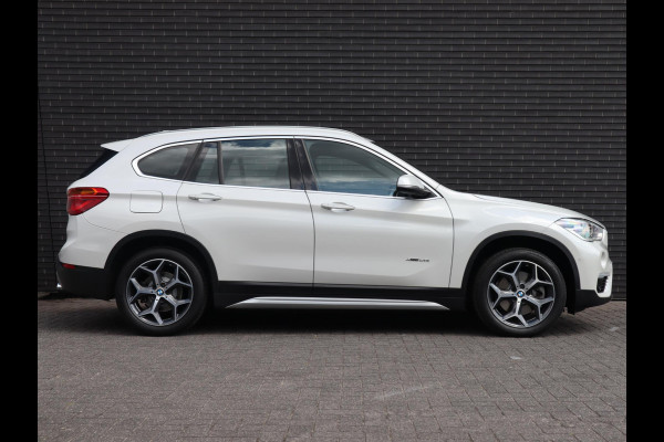 BMW X1 xDrive20i High Executive xLine Automaat Navigatiesysteem Plus / Panoramadak / Head-Up Display / Trekhaak / Leder / Sportstoelen / Achteruitrijcamera / Stoelverwarming / LED / 18 Inch / Lichtpakket