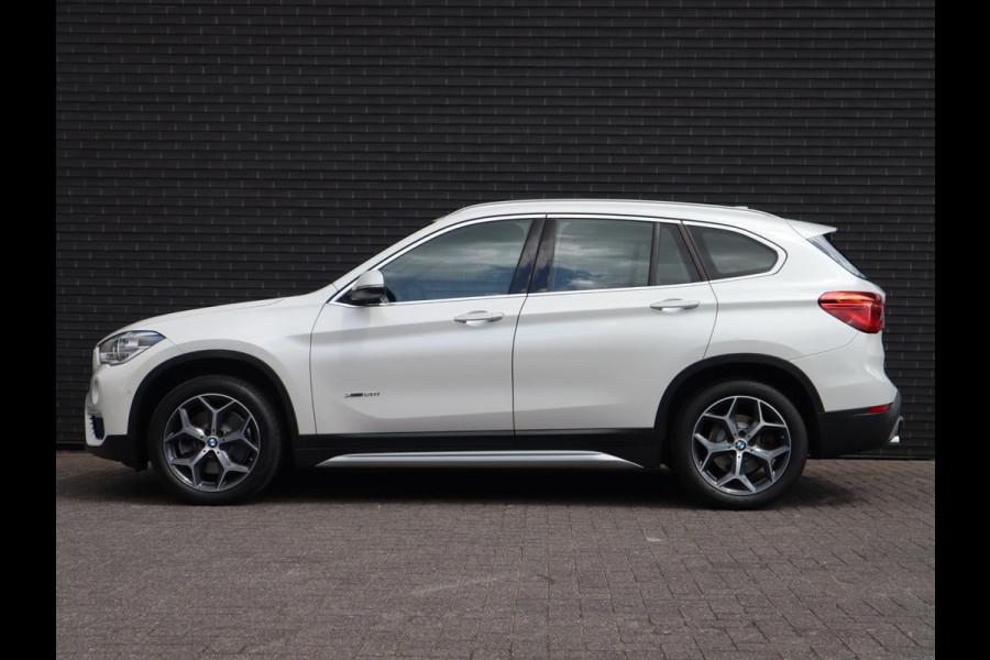BMW X1 xDrive20i High Executive xLine Automaat Navigatiesysteem Plus / Panoramadak / Head-Up Display / Trekhaak / Leder / Sportstoelen / Achteruitrijcamera / Stoelverwarming / LED / 18 Inch / Lichtpakket