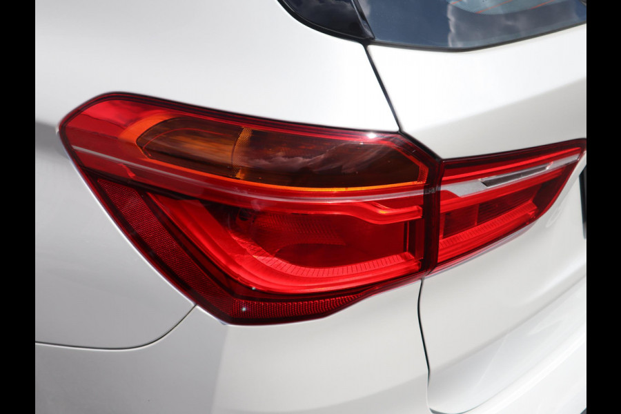 BMW X1 xDrive20i High Executive xLine Automaat Navigatiesysteem Plus / Panoramadak / Head-Up Display / Trekhaak / Leder / Sportstoelen / Achteruitrijcamera / Stoelverwarming / LED / 18 Inch / Lichtpakket
