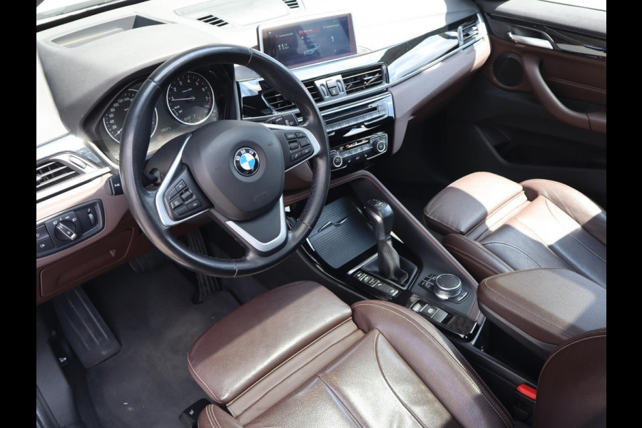 BMW X1 xDrive20i High Executive xLine Automaat Navigatiesysteem Plus / Panoramadak / Head-Up Display / Trekhaak / Leder / Sportstoelen / Achteruitrijcamera / Stoelverwarming / LED / 18 Inch / Lichtpakket