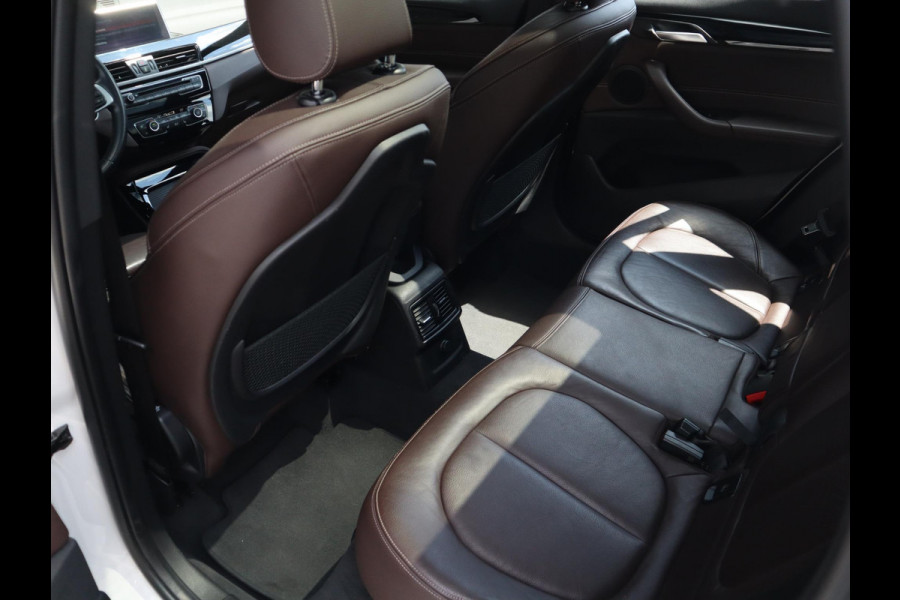 BMW X1 xDrive20i High Executive xLine Automaat Navigatiesysteem Plus / Panoramadak / Head-Up Display / Trekhaak / Leder / Sportstoelen / Achteruitrijcamera / Stoelverwarming / LED / 18 Inch / Lichtpakket
