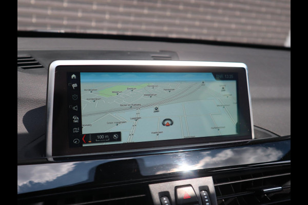 BMW X1 xDrive20i High Executive xLine Automaat Navigatiesysteem Plus / Panoramadak / Head-Up Display / Trekhaak / Leder / Sportstoelen / Achteruitrijcamera / Stoelverwarming / LED / 18 Inch / Lichtpakket
