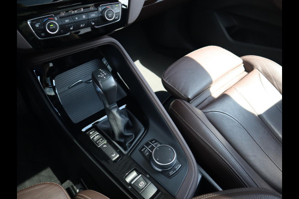BMW X1 xDrive20i High Executive xLine Automaat Navigatiesysteem Plus / Panoramadak / Head-Up Display / Trekhaak / Leder / Sportstoelen / Achteruitrijcamera / Stoelverwarming / LED / 18 Inch / Lichtpakket