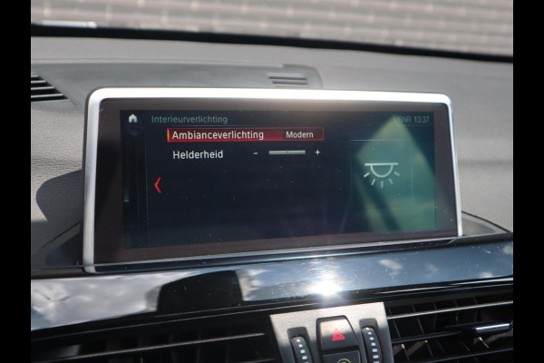 BMW X1 xDrive20i High Executive xLine Automaat Navigatiesysteem Plus / Panoramadak / Head-Up Display / Trekhaak / Leder / Sportstoelen / Achteruitrijcamera / Stoelverwarming / LED / 18 Inch / Lichtpakket