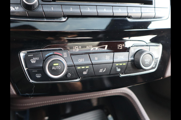 BMW X1 xDrive20i High Executive xLine Automaat Navigatiesysteem Plus / Panoramadak / Head-Up Display / Trekhaak / Leder / Sportstoelen / Achteruitrijcamera / Stoelverwarming / LED / 18 Inch / Lichtpakket