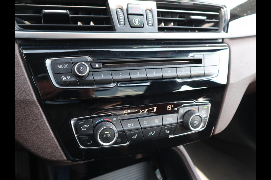 BMW X1 xDrive20i High Executive xLine Automaat Navigatiesysteem Plus / Panoramadak / Head-Up Display / Trekhaak / Leder / Sportstoelen / Achteruitrijcamera / Stoelverwarming / LED / 18 Inch / Lichtpakket