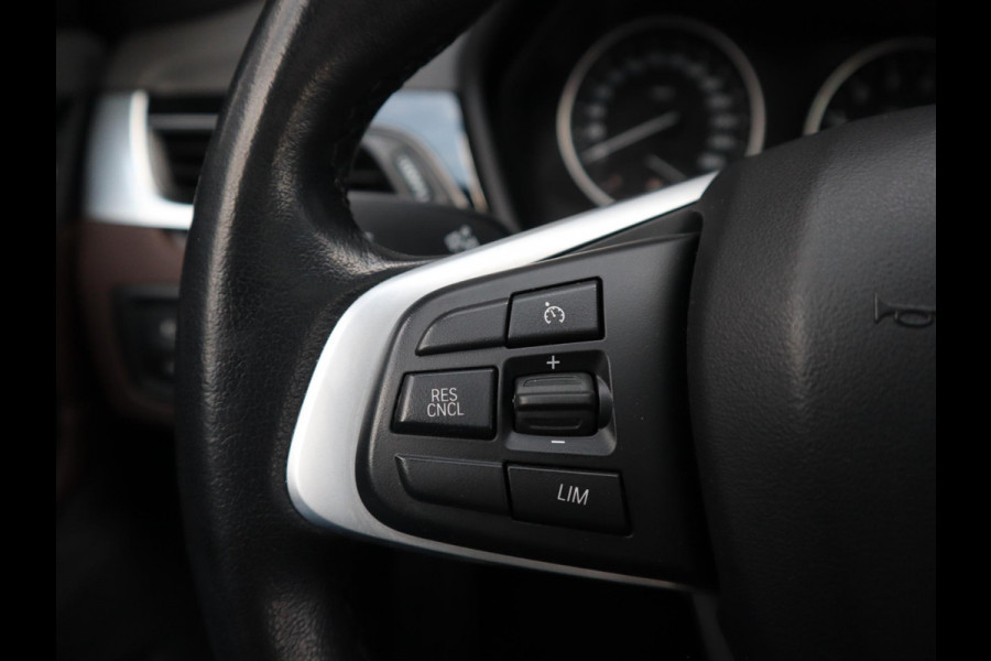 BMW X1 xDrive20i High Executive xLine Automaat Navigatiesysteem Plus / Panoramadak / Head-Up Display / Trekhaak / Leder / Sportstoelen / Achteruitrijcamera / Stoelverwarming / LED / 18 Inch / Lichtpakket