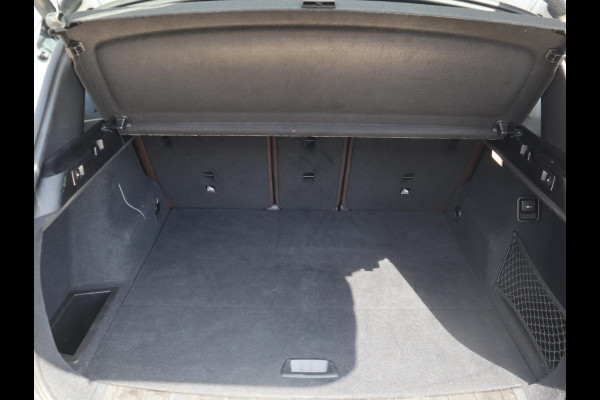 BMW X1 xDrive20i High Executive xLine Automaat Navigatiesysteem Plus / Panoramadak / Head-Up Display / Trekhaak / Leder / Sportstoelen / Achteruitrijcamera / Stoelverwarming / LED / 18 Inch / Lichtpakket