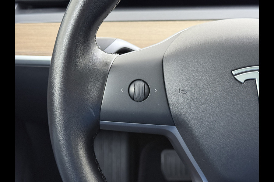 Tesla Model 3 RWD SR+ 325PK Lmv 18" AutoPilot FSD 2.5 Leder PanoDak Adaptive-Cruise Lmv Camera's Elektr.-Stuur+Stoelen+Spiegels+Geheugen+Easy- Navi LED Comfortstoelen ACC DAB Voorverwarmen interieur via App Keyless via Telefoonsleutel One-Pedal-Drive Origineel Nederlandse auto tot 11kw laden thuis! 1.584kg licht! Keurige auto!! 1000kg trekvermogen