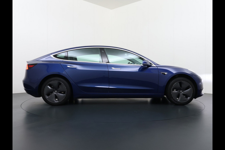 Tesla Model 3 RWD SR+ 325PK Lmv 18" AutoPilot FSD 2.5 Leder PanoDak Adaptive-Cruise Lmv Camera's Elektr.-Stuur+Stoelen+Spiegels+Geheugen+Easy- Navi LED Comfortstoelen ACC DAB Voorverwarmen interieur via App Keyless via Telefoonsleutel One-Pedal-Drive Origineel Nederlandse auto tot 11kw laden thuis! 1.584kg licht! Keurige auto!! 1000kg trekvermogen