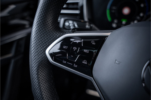 Volkswagen Touareg 3.0 TSi eHybrid 4MOTION R - Facelift | Panorama | Stoelkoeling & Massage | Luchtvering