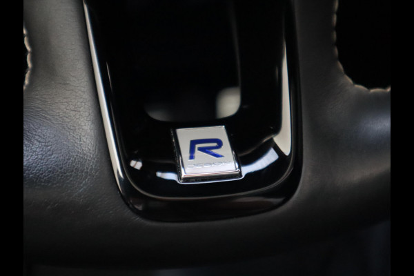 Volvo XC90 2.0 T8 Twin Engine AWD Inscription Automaat / 7 Persoons / Panoramadak / Harman Kardon / Comfortstoelen / Trekhaak / 20 Inch / Stoelverwarming / Achteruitrijcamera / LED / Elektrisch Verstelbare Stoelen