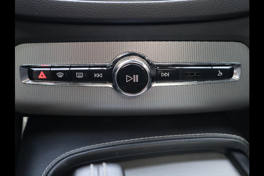 Volvo XC90 2.0 T8 Twin Engine AWD Inscription Automaat / 7 Persoons / Panoramadak / Harman Kardon / Comfortstoelen / Trekhaak / 20 Inch / Stoelverwarming / Achteruitrijcamera / LED / Elektrisch Verstelbare Stoelen