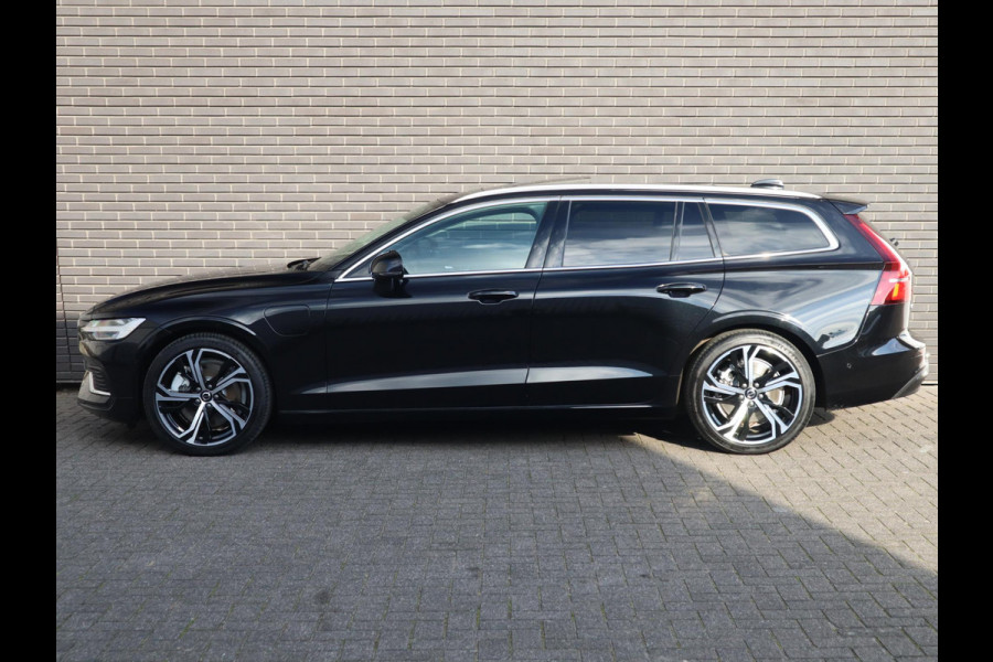 Volvo V60 2.0 T8 Plug-in hybrid AWD Ultimate Bright Automaat / Navigatiesysteem / Panoramadak / Trekhaak / Head-Up Display / Leder / Harman Kardon / Stoelverwarming / Achteruitrijcamera / Extra Getint Glas