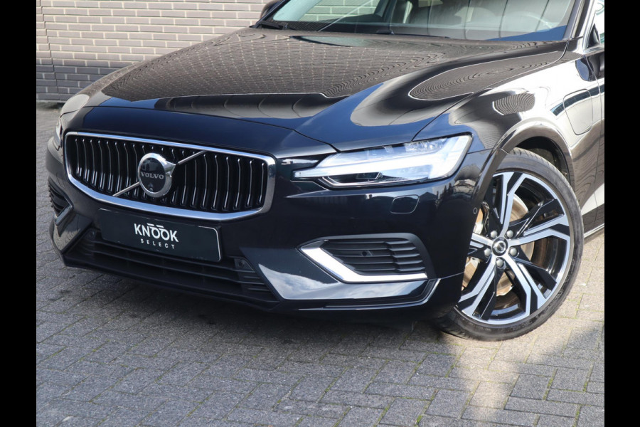 Volvo V60 2.0 T8 Plug-in hybrid AWD Ultimate Bright Automaat / Navigatiesysteem / Panoramadak / Trekhaak / Head-Up Display / Leder / Harman Kardon / Stoelverwarming / Achteruitrijcamera / Extra Getint Glas
