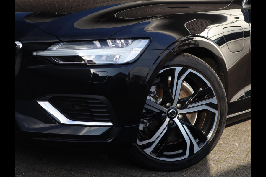 Volvo V60 2.0 T8 Plug-in hybrid AWD Ultimate Bright Automaat / Navigatiesysteem / Panoramadak / Trekhaak / Head-Up Display / Leder / Harman Kardon / Stoelverwarming / Achteruitrijcamera / Extra Getint Glas
