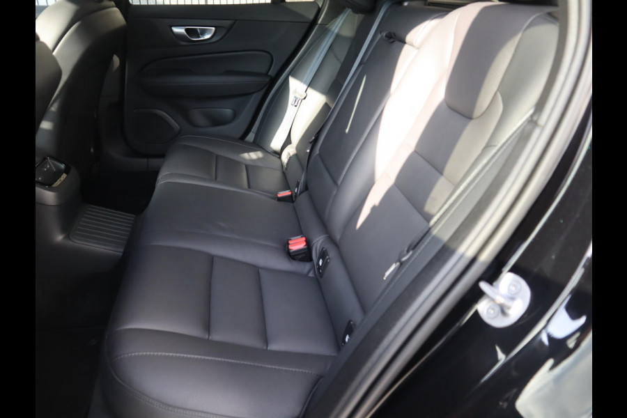 Volvo V60 2.0 T8 Plug-in hybrid AWD Ultimate Bright Automaat / Navigatiesysteem / Panoramadak / Trekhaak / Head-Up Display / Leder / Harman Kardon / Stoelverwarming / Achteruitrijcamera / Extra Getint Glas