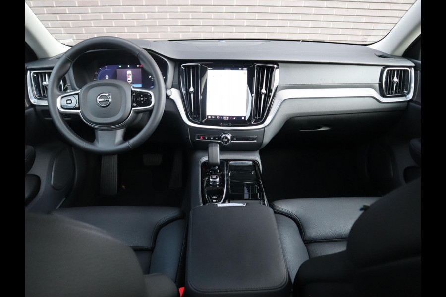 Volvo V60 2.0 T8 Plug-in hybrid AWD Ultimate Bright Automaat / Navigatiesysteem / Panoramadak / Trekhaak / Head-Up Display / Leder / Harman Kardon / Stoelverwarming / Achteruitrijcamera / Extra Getint Glas