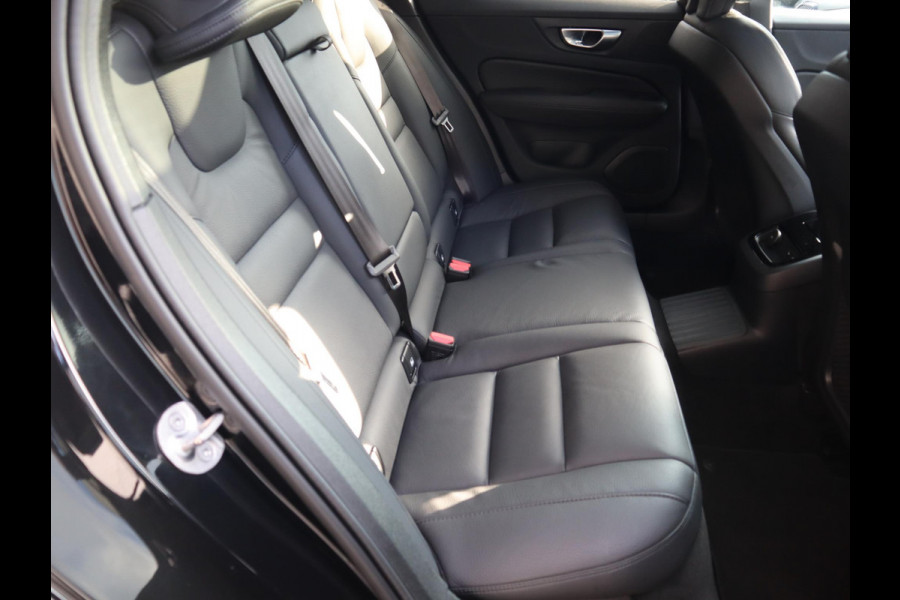 Volvo V60 2.0 T8 Plug-in hybrid AWD Ultimate Bright Automaat / Navigatiesysteem / Panoramadak / Trekhaak / Head-Up Display / Leder / Harman Kardon / Stoelverwarming / Achteruitrijcamera / Extra Getint Glas