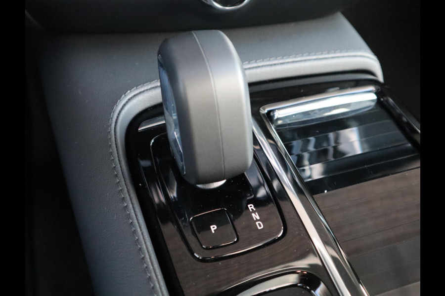 Volvo V60 2.0 T8 Plug-in hybrid AWD Ultimate Bright Automaat / Navigatiesysteem / Panoramadak / Trekhaak / Head-Up Display / Leder / Harman Kardon / Stoelverwarming / Achteruitrijcamera / Extra Getint Glas