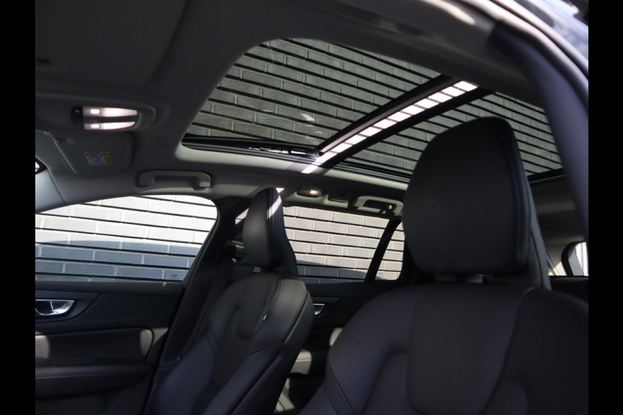 Volvo V60 2.0 T8 Plug-in hybrid AWD Ultimate Bright Automaat / Navigatiesysteem / Panoramadak / Trekhaak / Head-Up Display / Leder / Harman Kardon / Stoelverwarming / Achteruitrijcamera / Extra Getint Glas