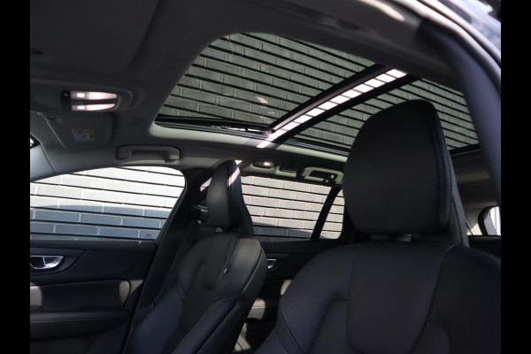 Volvo V60 2.0 T8 Plug-in hybrid AWD Ultimate Bright Automaat / Navigatiesysteem / Panoramadak / Trekhaak / Head-Up Display / Leder / Harman Kardon / Stoelverwarming / Achteruitrijcamera / Extra Getint Glas