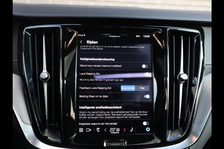 Volvo V60 2.0 T8 Plug-in hybrid AWD Ultimate Bright Automaat / Navigatiesysteem / Panoramadak / Trekhaak / Head-Up Display / Leder / Harman Kardon / Stoelverwarming / Achteruitrijcamera / Extra Getint Glas