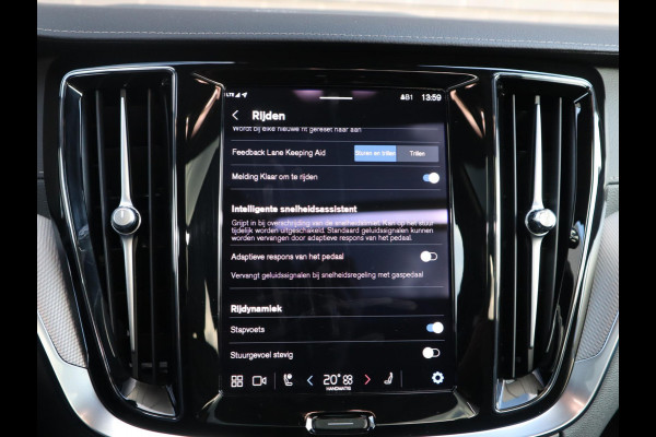 Volvo V60 2.0 T8 Plug-in hybrid AWD Ultimate Bright Automaat / Navigatiesysteem / Panoramadak / Trekhaak / Head-Up Display / Leder / Harman Kardon / Stoelverwarming / Achteruitrijcamera / Extra Getint Glas