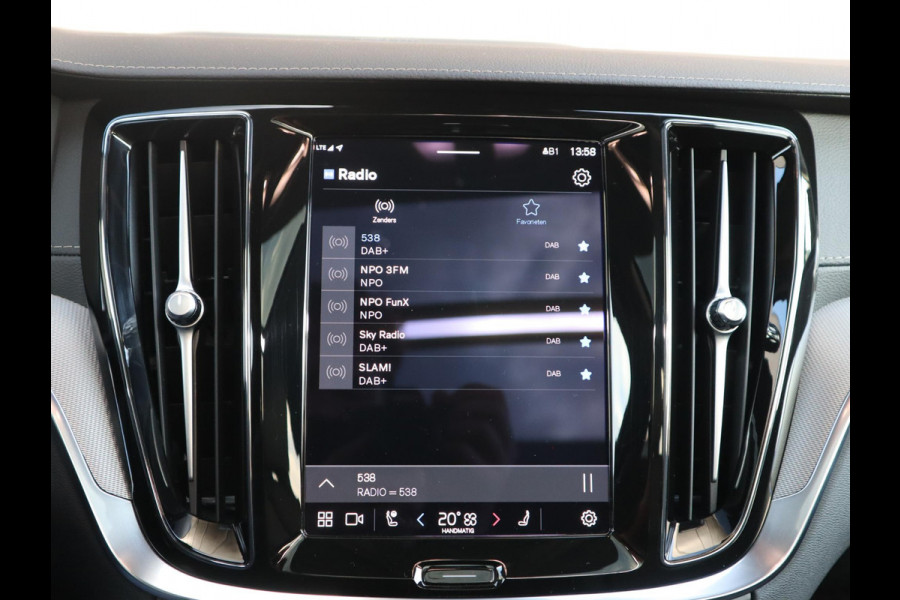 Volvo V60 2.0 T8 Plug-in hybrid AWD Ultimate Bright Automaat / Navigatiesysteem / Panoramadak / Trekhaak / Head-Up Display / Leder / Harman Kardon / Stoelverwarming / Achteruitrijcamera / Extra Getint Glas