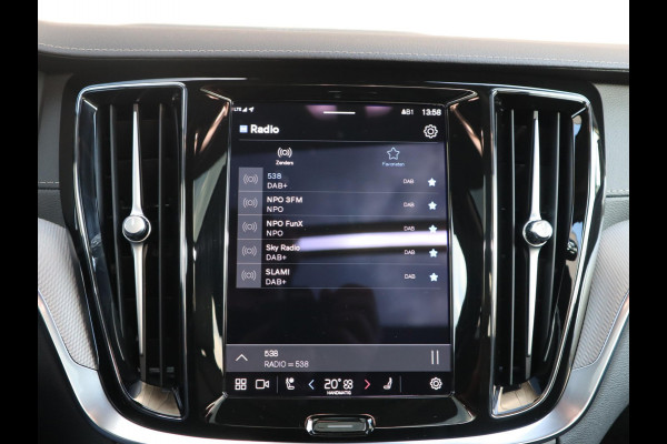 Volvo V60 2.0 T8 Plug-in hybrid AWD Ultimate Bright Automaat / Navigatiesysteem / Panoramadak / Trekhaak / Head-Up Display / Leder / Harman Kardon / Stoelverwarming / Achteruitrijcamera / Extra Getint Glas