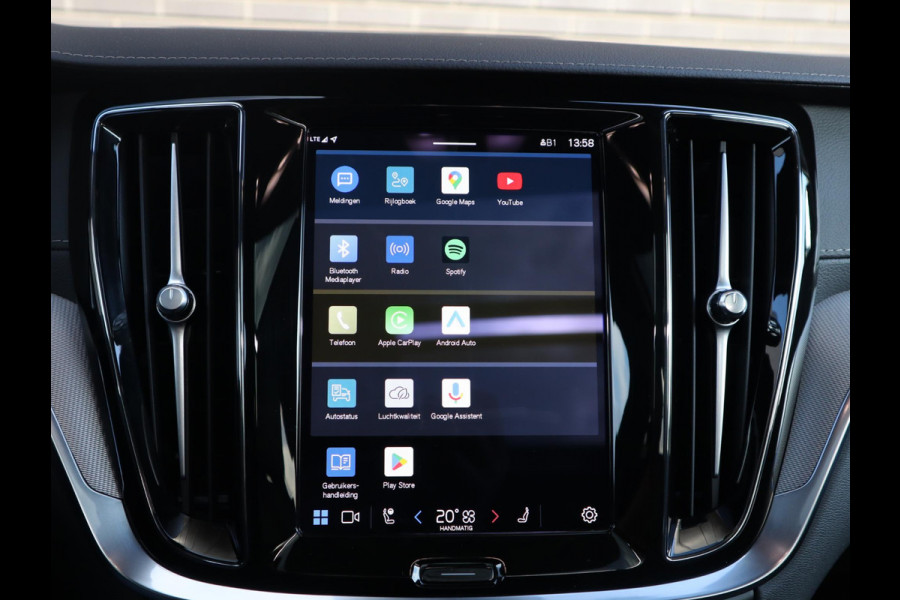 Volvo V60 2.0 T8 Plug-in hybrid AWD Ultimate Bright Automaat / Navigatiesysteem / Panoramadak / Trekhaak / Head-Up Display / Leder / Harman Kardon / Stoelverwarming / Achteruitrijcamera / Extra Getint Glas