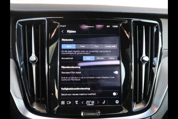 Volvo V60 2.0 T8 Plug-in hybrid AWD Ultimate Bright Automaat / Navigatiesysteem / Panoramadak / Trekhaak / Head-Up Display / Leder / Harman Kardon / Stoelverwarming / Achteruitrijcamera / Extra Getint Glas