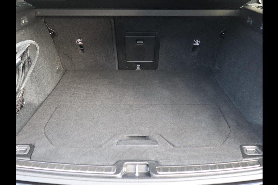 Volvo V60 2.0 T8 Plug-in hybrid AWD Ultimate Bright Automaat / Navigatiesysteem / Panoramadak / Trekhaak / Head-Up Display / Leder / Harman Kardon / Stoelverwarming / Achteruitrijcamera / Extra Getint Glas