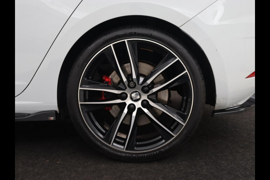 Seat Leon 2.0 TSI Cupra 300 | Panoramadak | Stoelverwarming | Carplay | Camera | Leder/Alcanatara | Full LED | Sfeerverlichting | 19'' | Navigatie | Climate control | Parkeerhulp | Cruise control