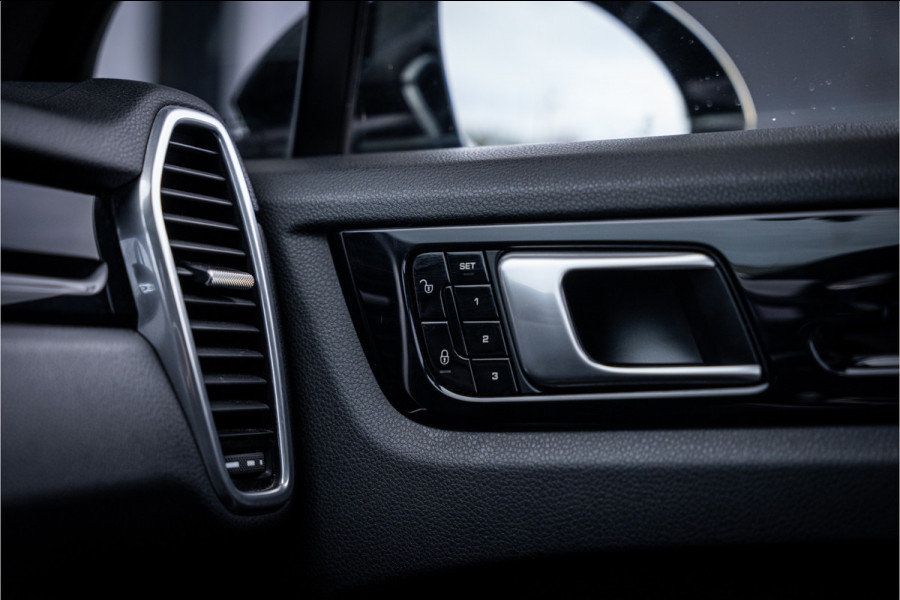 Porsche Cayenne 3.0 - Sport Chrono + | Panorama | Memory | Luchtvering