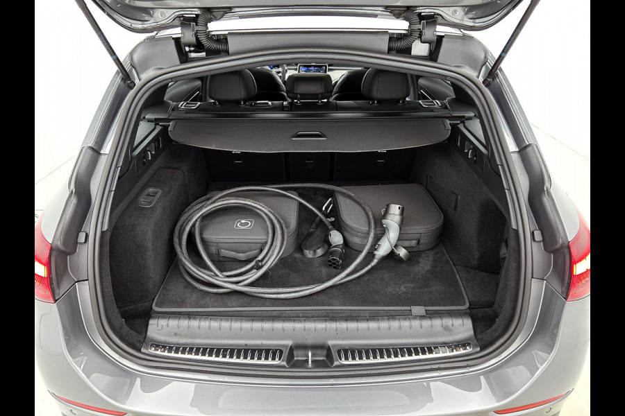 Mercedes-Benz C-Klasse Estate 300 e AMG Plug-In Hybride AMG Line | Night Pakket | Panorama Schuif-Kanteldak | Alarm Klasse 3 | KeyLess-Go | Easy Pack Achterklep. Inclusief 48 maanden Mercedes-Benz Certified garantie voor Europa.