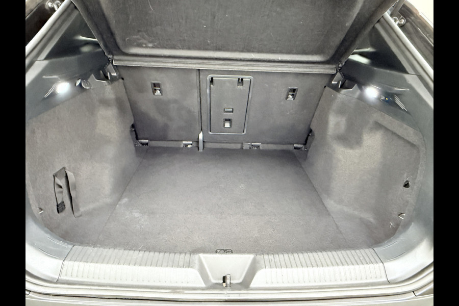 Volkswagen ID.4 Max 77kWh S.O.H. 92% Warmtepomp Trekhaak Camera Adap.Cruise + stop&go Apple Carplay Android Auto Navi Ecc Pdc Lmv 20" Led Privacy Glas DAB File assistent Matrix Led Keyless Origineel Nederlandse Auto