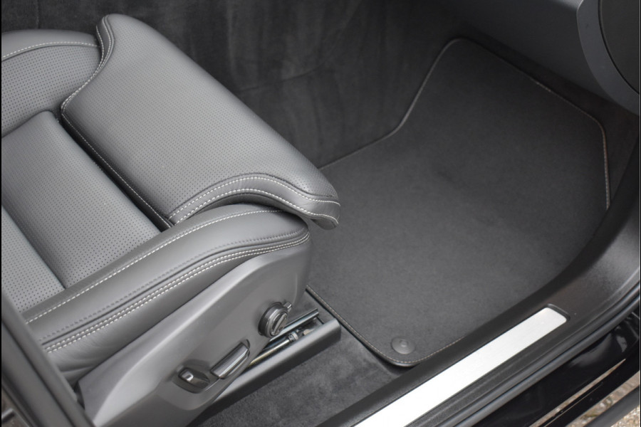 Volvo XC60 2.0 Recharge T8 AWD R-Design 455 Pk Pano Luchtvering Trekhaak Keyless Leder 21 Inch