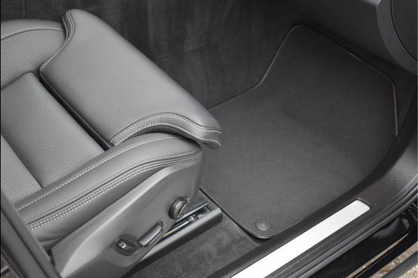 Volvo XC60 2.0 Recharge T8 AWD R-Design 455 Pk Pano Luchtvering Trekhaak Keyless Leder 21 Inch