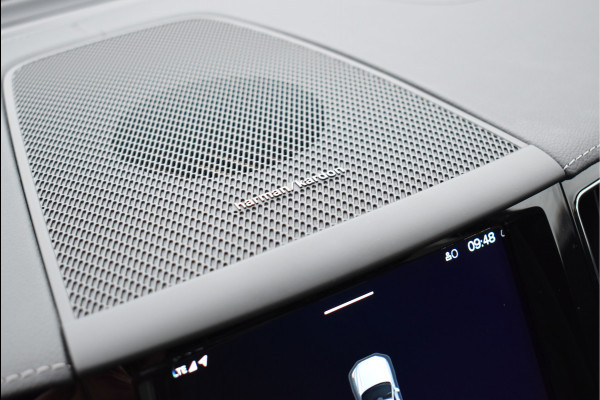 Volvo XC60 2.0 Recharge T8 AWD R-Design 455 Pk Pano Luchtvering Trekhaak Keyless Leder 21 Inch