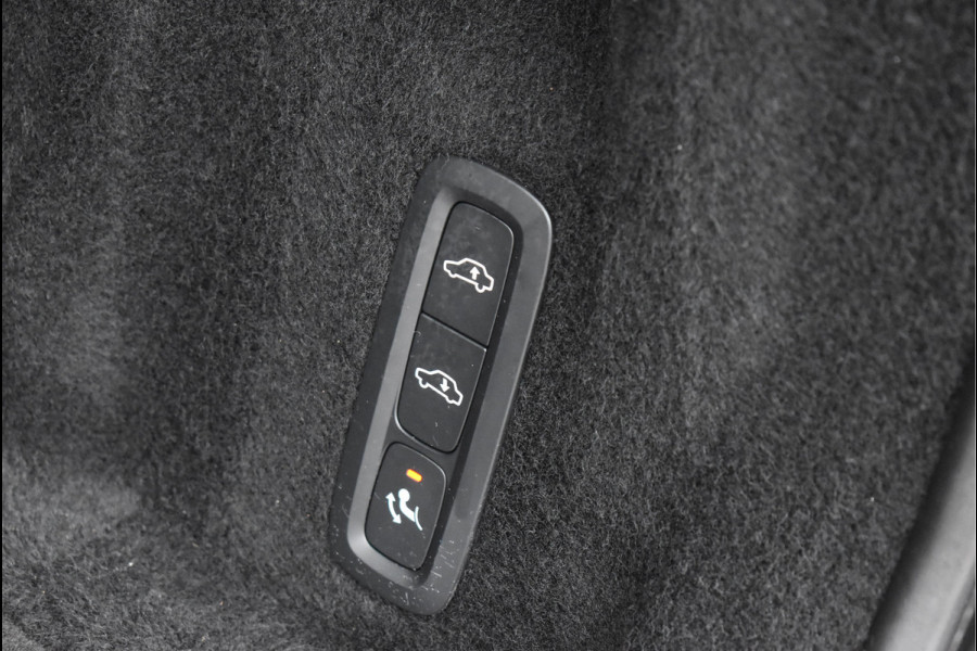 Volvo XC60 2.0 Recharge T8 AWD R-Design 455 Pk Pano Luchtvering Trekhaak Keyless Leder 21 Inch