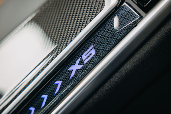 BMW X5 xDrive50e | Luxe stoelen | Luchtvering | Dravit Grau | Trekhaak | Stuur en stoelverwarming | Harman/Kardon |