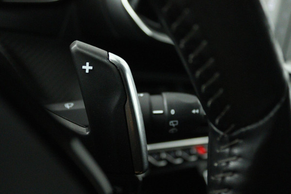 Peugeot 2008 1.2 PureTech Active (STOELVERWARMING, ACHTERUITRIJCAMERA, CRUISE CONTROL, SENSOREN, AUTOMAAT, LANE-ASSIST)