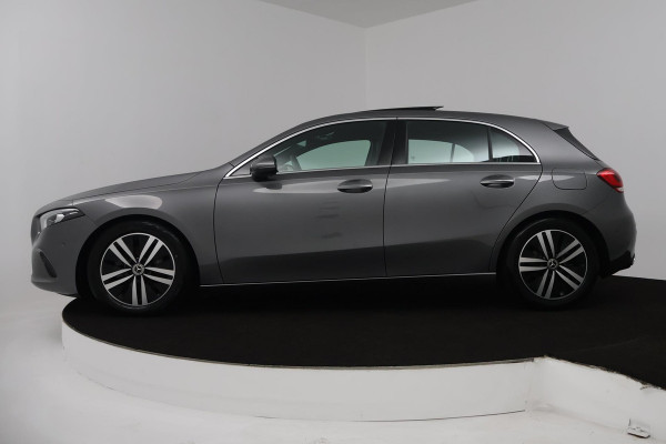 Mercedes-Benz A-Klasse 180 Business Solution Luxury (PANORAMADAK, TREKHAAK, STOELVERWARMING, ELEKTR STOELEN, SFEERVERLICHTING)