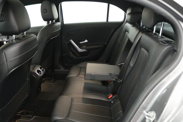 Mercedes-Benz A-Klasse 180 Business Solution Luxury (PANORAMADAK, TREKHAAK, STOELVERWARMING, ELEKTR STOELEN, SFEERVERLICHTING)