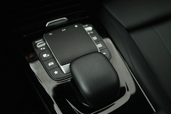 Mercedes-Benz A-Klasse 180 Business Solution Luxury (PANORAMADAK, TREKHAAK, STOELVERWARMING, ELEKTR STOELEN, SFEERVERLICHTING)