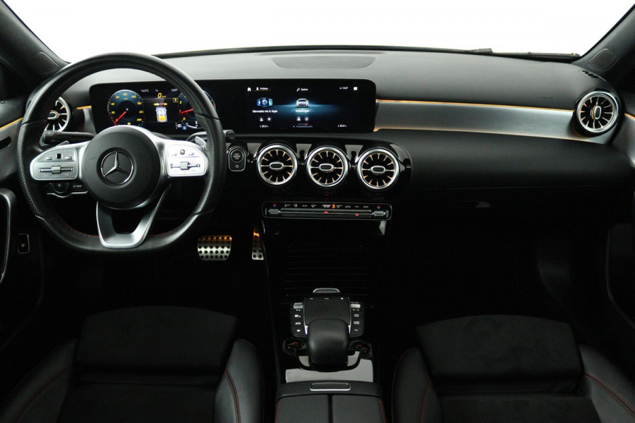 Mercedes-Benz A-Klasse 200 Business Solution AMG (PANORAMADAK, STOELVERWARMING, ACHTERUITRIJCAMERA, SFEERVERLICHTING)