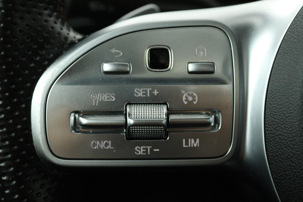 Mercedes-Benz A-Klasse 200 Business Solution AMG (PANORAMADAK, STOELVERWARMING, ACHTERUITRIJCAMERA, SFEERVERLICHTING)