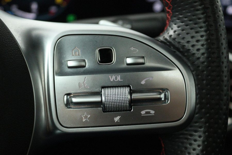 Mercedes-Benz A-Klasse 200 Business Solution AMG (PANORAMADAK, STOELVERWARMING, ACHTERUITRIJCAMERA, SFEERVERLICHTING)