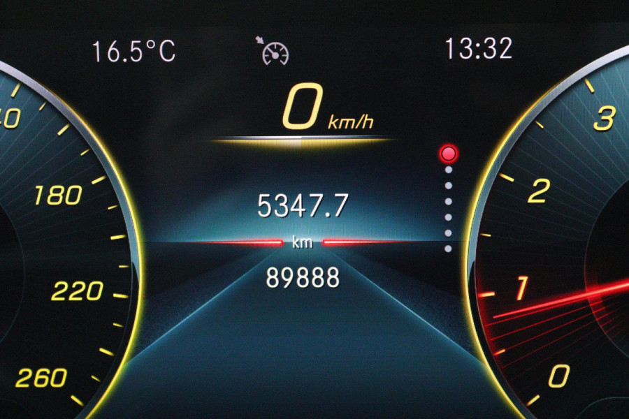 Mercedes-Benz A-Klasse 200 Business Solution AMG (PANORAMADAK, STOELVERWARMING, ACHTERUITRIJCAMERA, SFEERVERLICHTING)